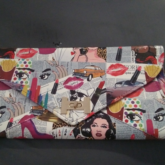 A purse with chain strap - Picture 1 of 1